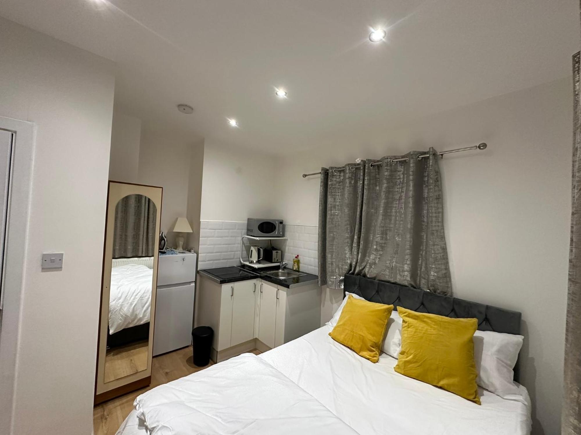 Luxury Ensuite 2Nd Studio Flat With Great Views In Keedonwood Road With Fully Own Bathroom Newly Added And Private Kitchenette Bromley Exterior photo