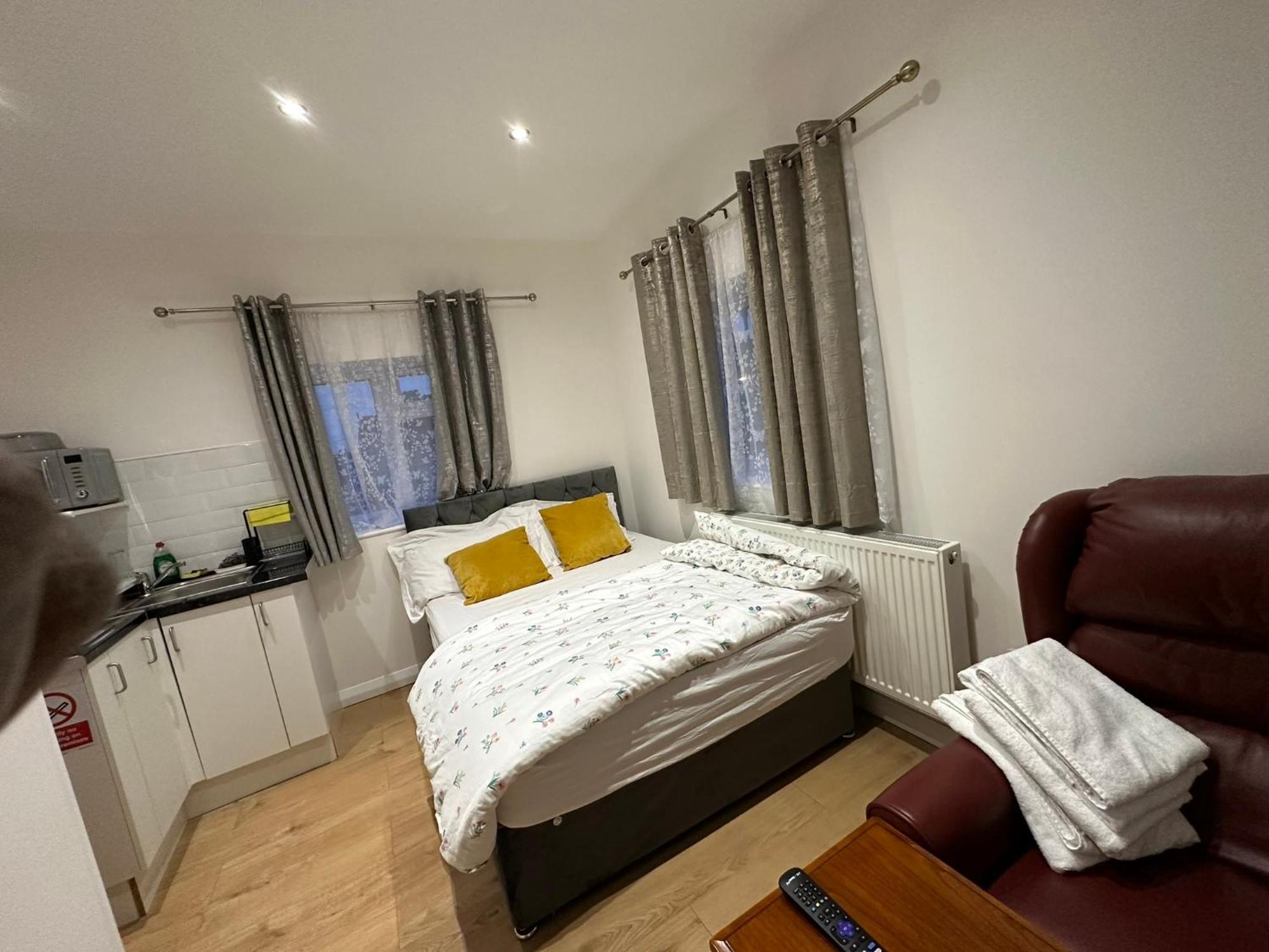Luxury Ensuite 2Nd Studio Flat With Great Views In Keedonwood Road With Fully Own Bathroom Newly Added And Private Kitchenette Bromley Exterior photo