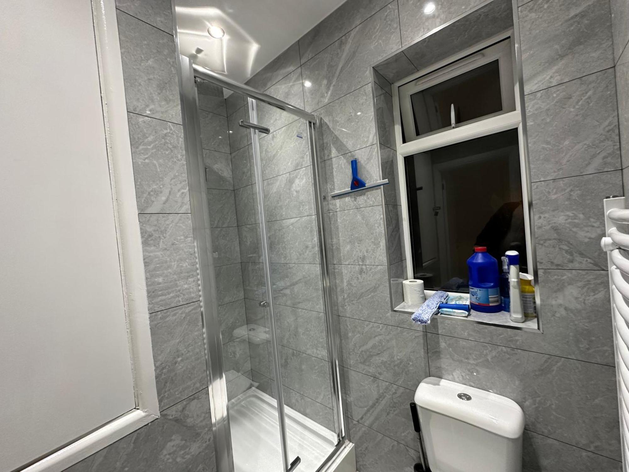Luxury Ensuite 2Nd Studio Flat With Great Views In Keedonwood Road With Fully Own Bathroom Newly Added And Private Kitchenette Bromley Exterior photo